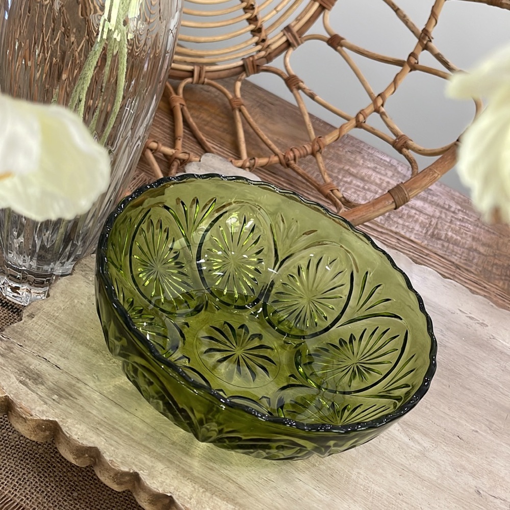 Vintage 8” Anchor Hocking Avocado Green Pressed Glass Bowl Star Cameo